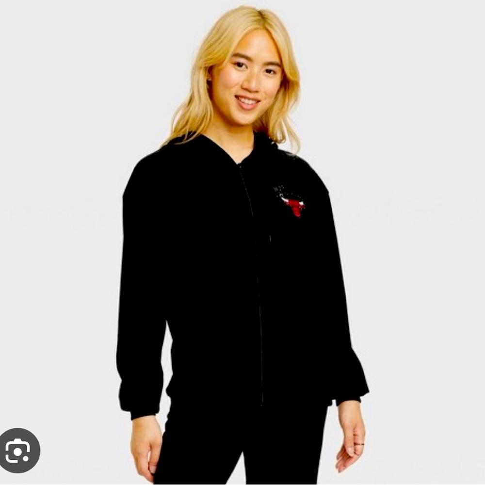 Nwt size xxl NBA Chicago
Bulls Velour Zip-Up